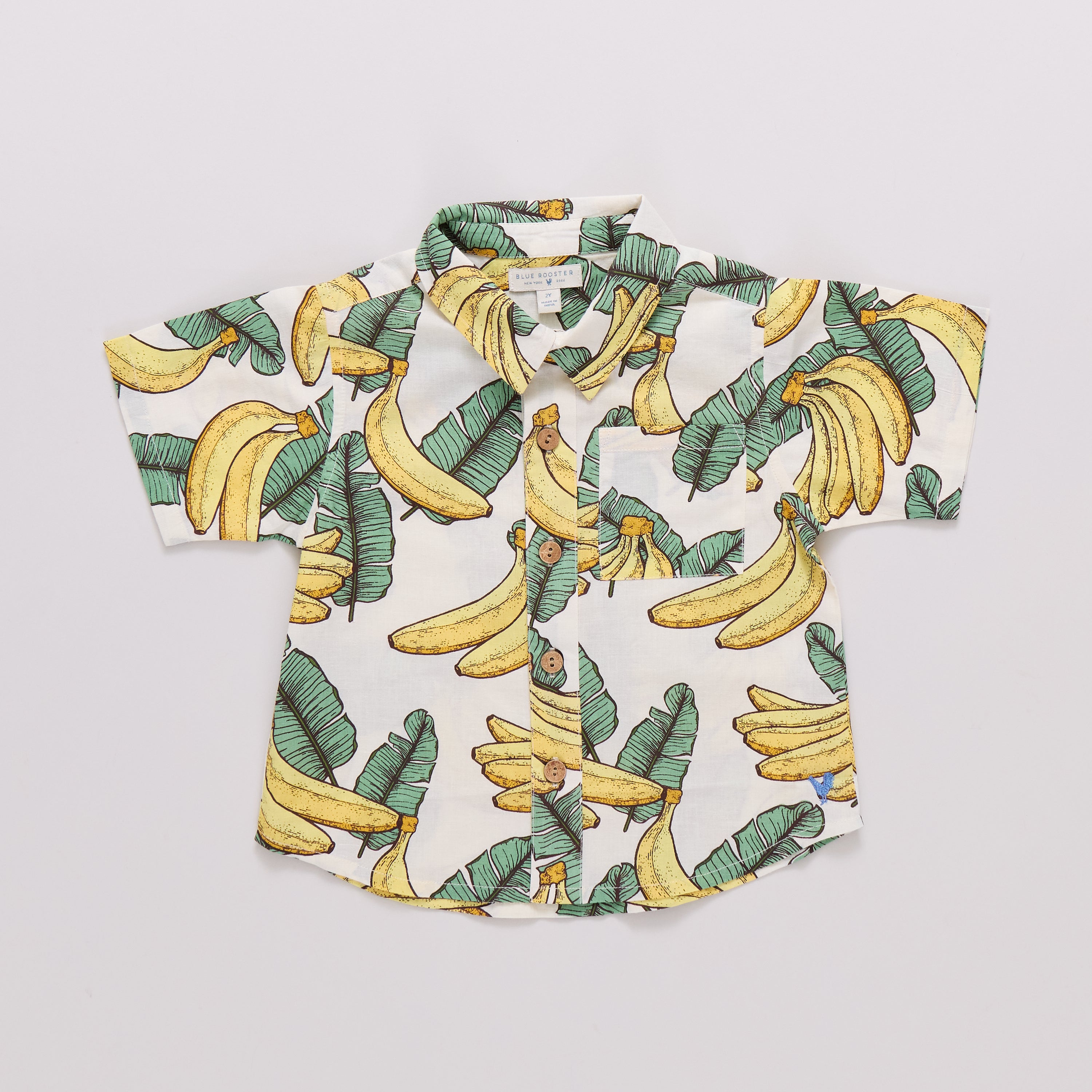 Short-sleeve shirt with banana leaf pattern on a light gray background